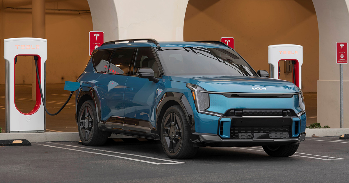 Kia EV9 e Tesla Supercharger: nuove alleanze nel mondo delle auto elettriche? Nuovi Orizzonti: Kia EV9 si ricarica su Tesla Supercharger