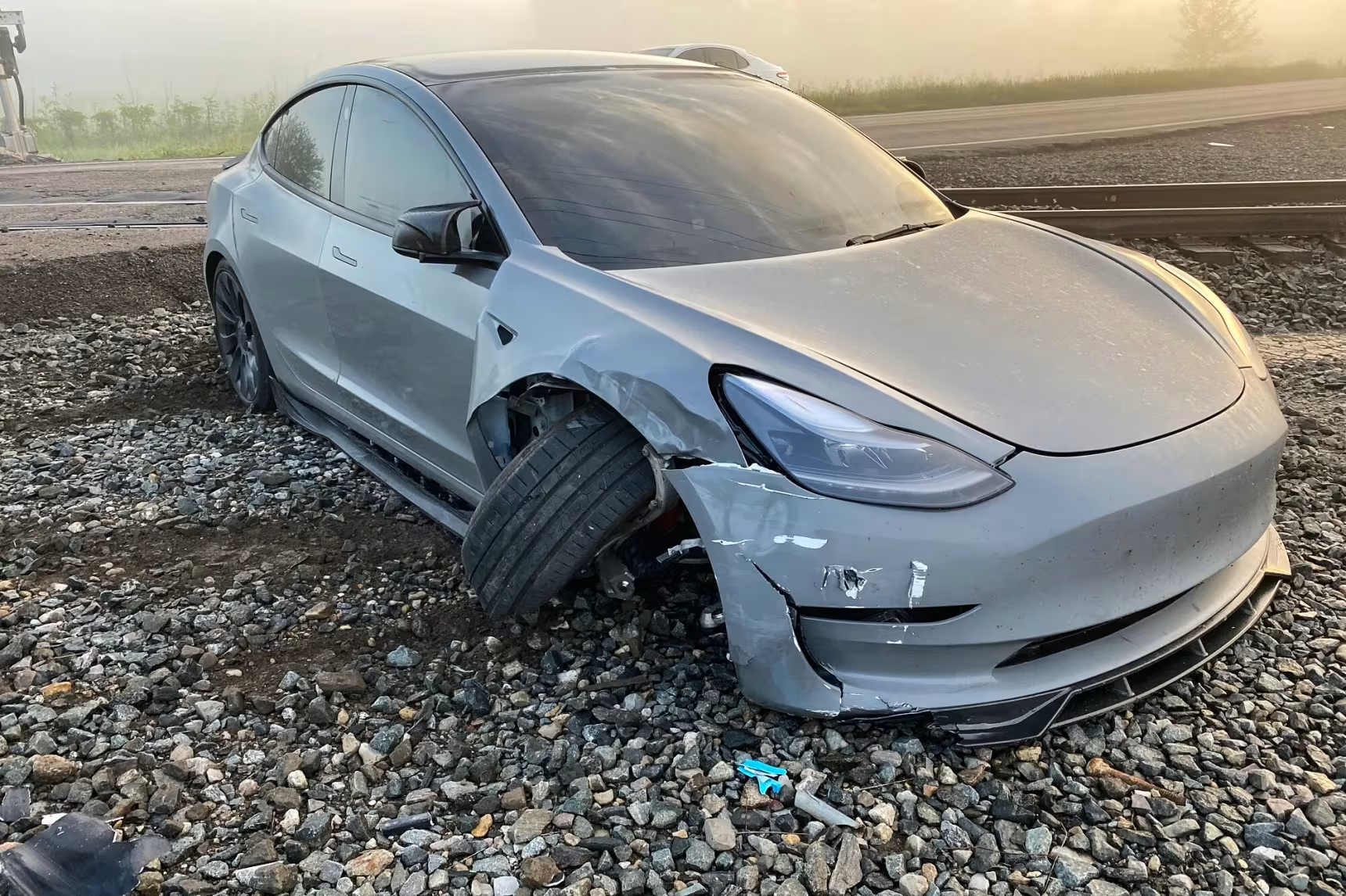 Un'auto Tesla non ha riconosciuto un treno nella nebbia in modalità self-driving, causando un incidente, ma senza feriti Un'auto Tesla non ha riconosciuto un treno nella nebbia in modalità self-driving, causando un incidente, ma senza feriti