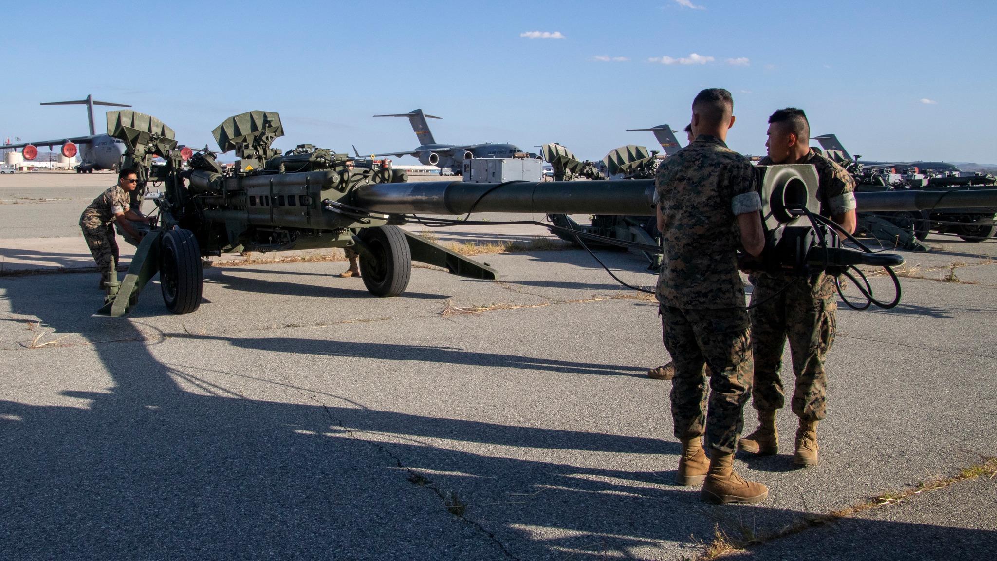 I marines statunitensi preparano gli obici M777 da 155 mm per la spedizione in Ucraina I marines statunitensi preparano gli obici M777 da 155 mm per la spedizione in Ucraina