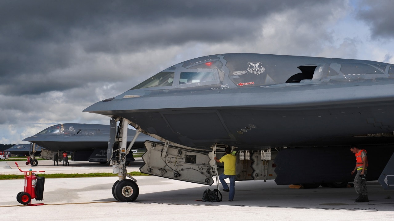L'aeronautica militare statunitense chiude la pista della base aerea di Whiteman dopo l'incendio del bombardiere nucleare B-2 Spirit, costato oltre 2 miliardi di dollari. L'aeronautica militare statunitense chiude la pista della base aerea di Whiteman dopo l'incendio del bombardiere nucleare B-2 Spirit, costato oltre 2 miliardi di dollari.