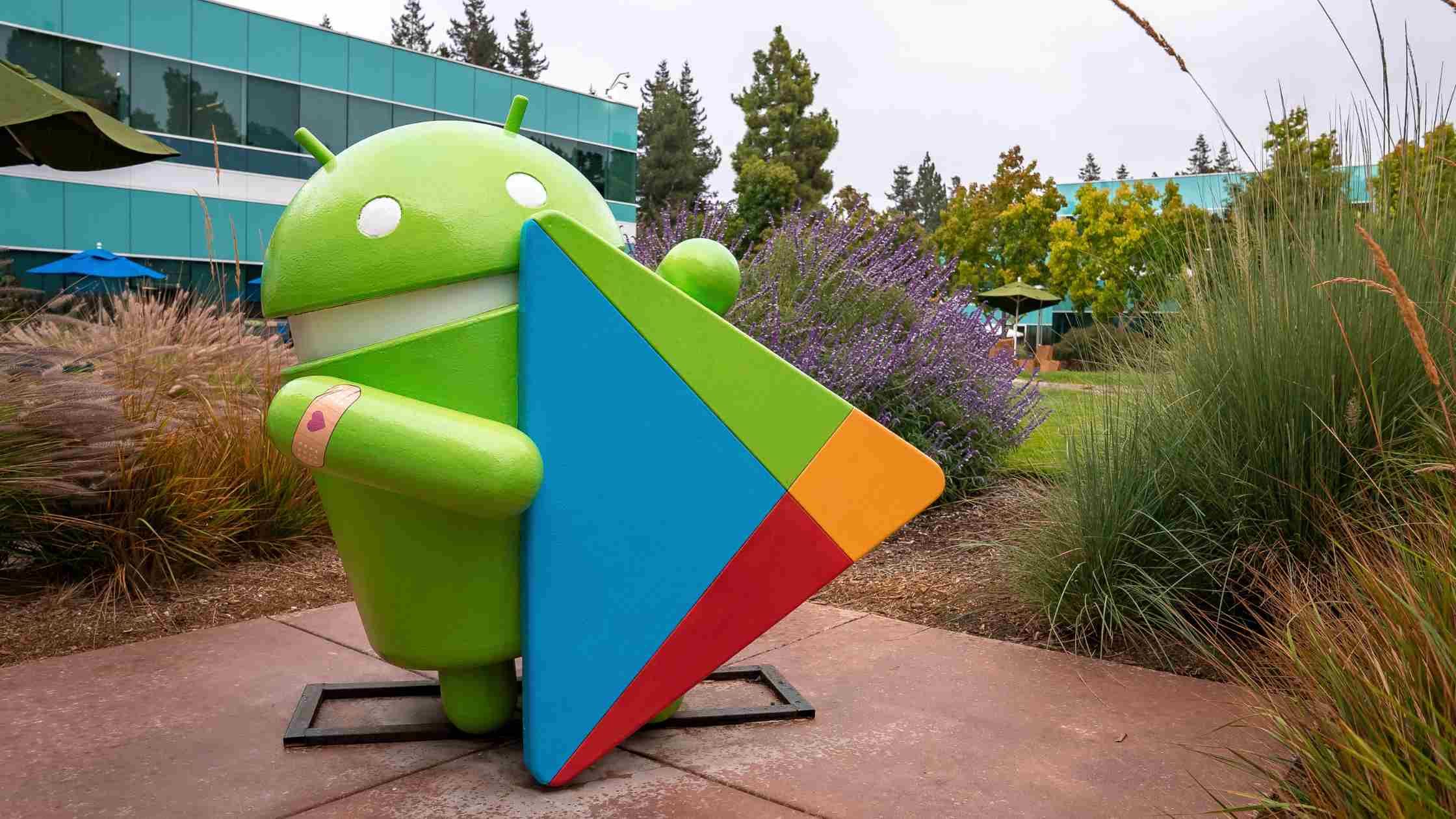 Esplorare i simboli dell'innovazione: Android e Google Play in forma di pietra Una visita al campus di Google: un'escursione nel mondo di Android e Google Play