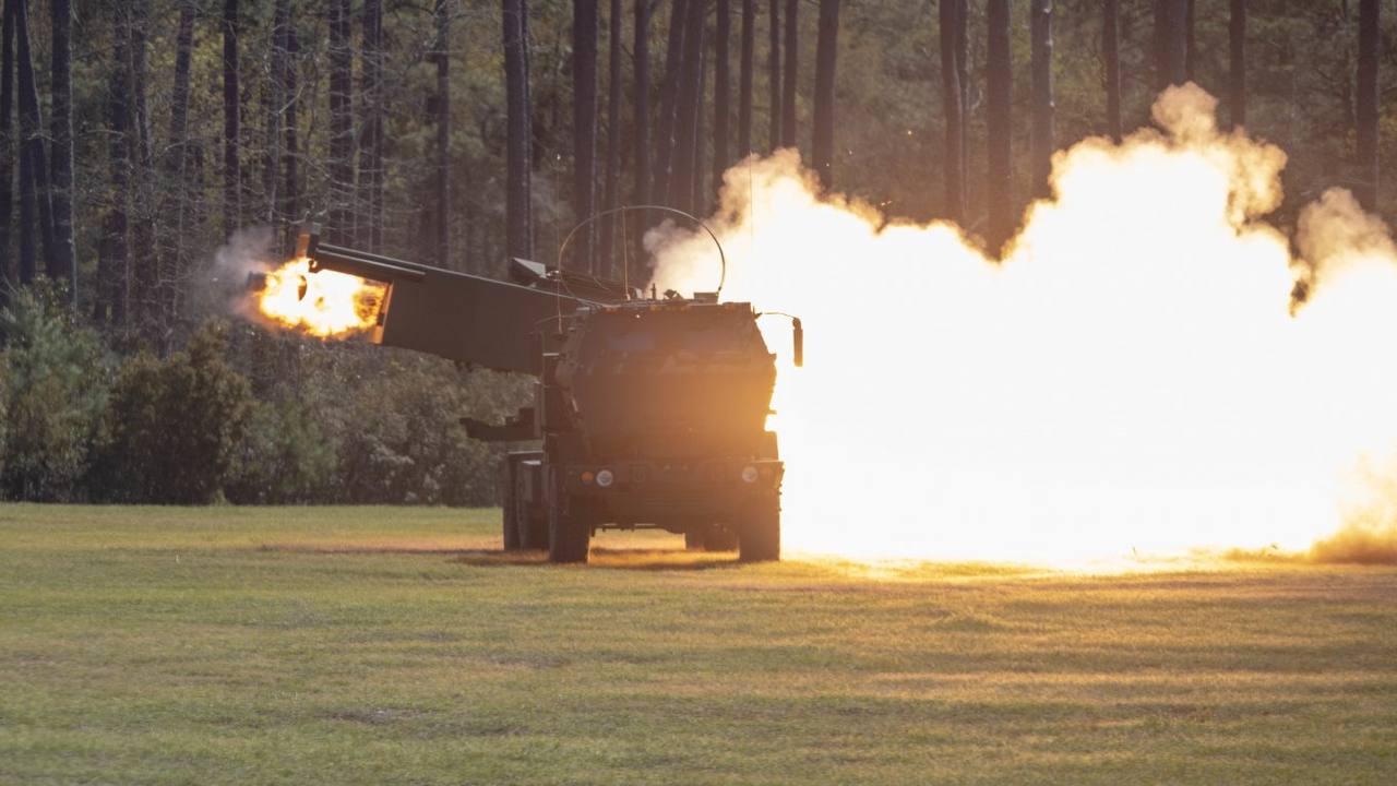 È stato pubblicato uno spettacolare video del lancio di 24 missili da quattro lanciarazzi multipli HIMARS per $ 3.600.000 È stato pubblicato uno spettacolare video del lancio di 24 missili da quattro lanciarazzi multipli HIMARS per $ 3.600.000