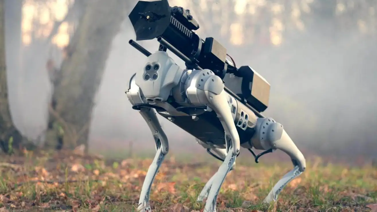 Throwflame presenta un cane robotico con un lanciafiamme sulla schiena Throwflame presenta un cane robotico con un lanciafiamme sulla schiena