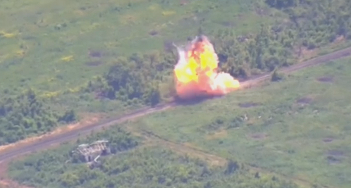 Il nuovo drone FPV PEGAS+ dell'Ucraina distrugge un veicolo da combattimento di fanteria russo BMP-1 del valore di 200.000 dollari
