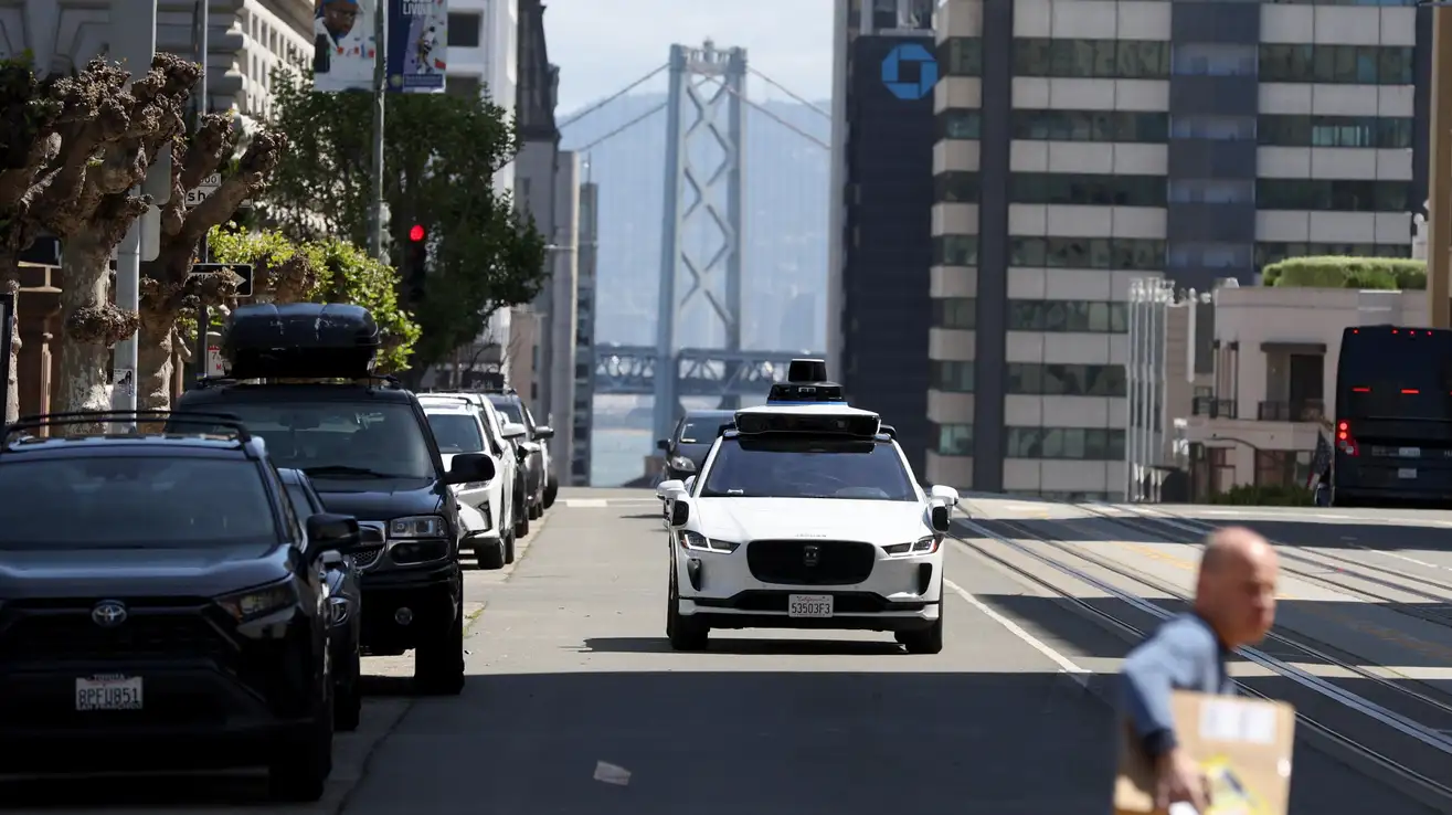 Il procuratore di San Francisco chiede alle autorità californiane di sospendere le autorizzazioni per il servizio di taxi robotizzato di Waymo e Cruise, attivo 24 ore su 24 Il procuratore di San Francisco chiede alle autorità californiane di sospendere le autorizzazioni per il servizio di taxi robotizzato di Waymo e Cruise, attivo 24 ore su 24