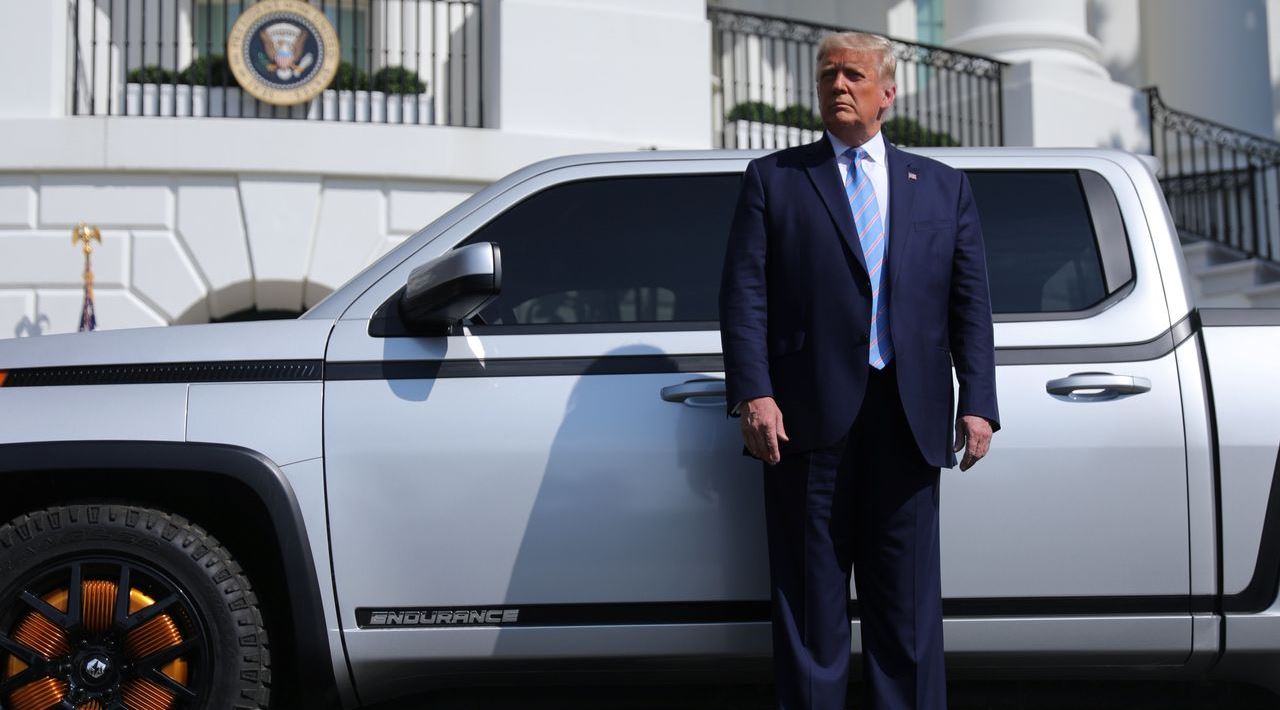 Donald Trump dice di voler fermare la produzione di auto elettriche quando tornerà presidente Donald Trump dice di voler fermare la produzione di auto elettriche quando tornerà presidente