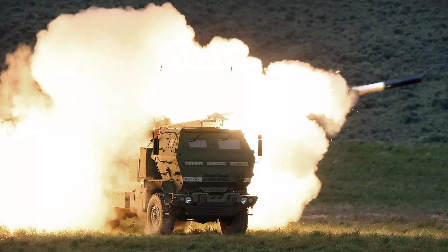 I soldati russi si nascondevano così attivamente da HIMARS che accidentalmente fecero saltare in aria il proprio treno con munizioni e equipaggiamento I soldati russi si nascondevano così attivamente da HIMARS che accidentalmente fecero saltare in aria il proprio treno con munizioni e equipaggiamento