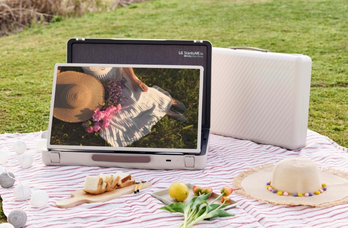 LG ha presentato l'insolito monitor portatile StanbyME Go in una valigia al prezzo di 885 dollari. LG ha presentato l'insolito monitor portatile StanbyME Go in una valigia al prezzo di 885 dollari.