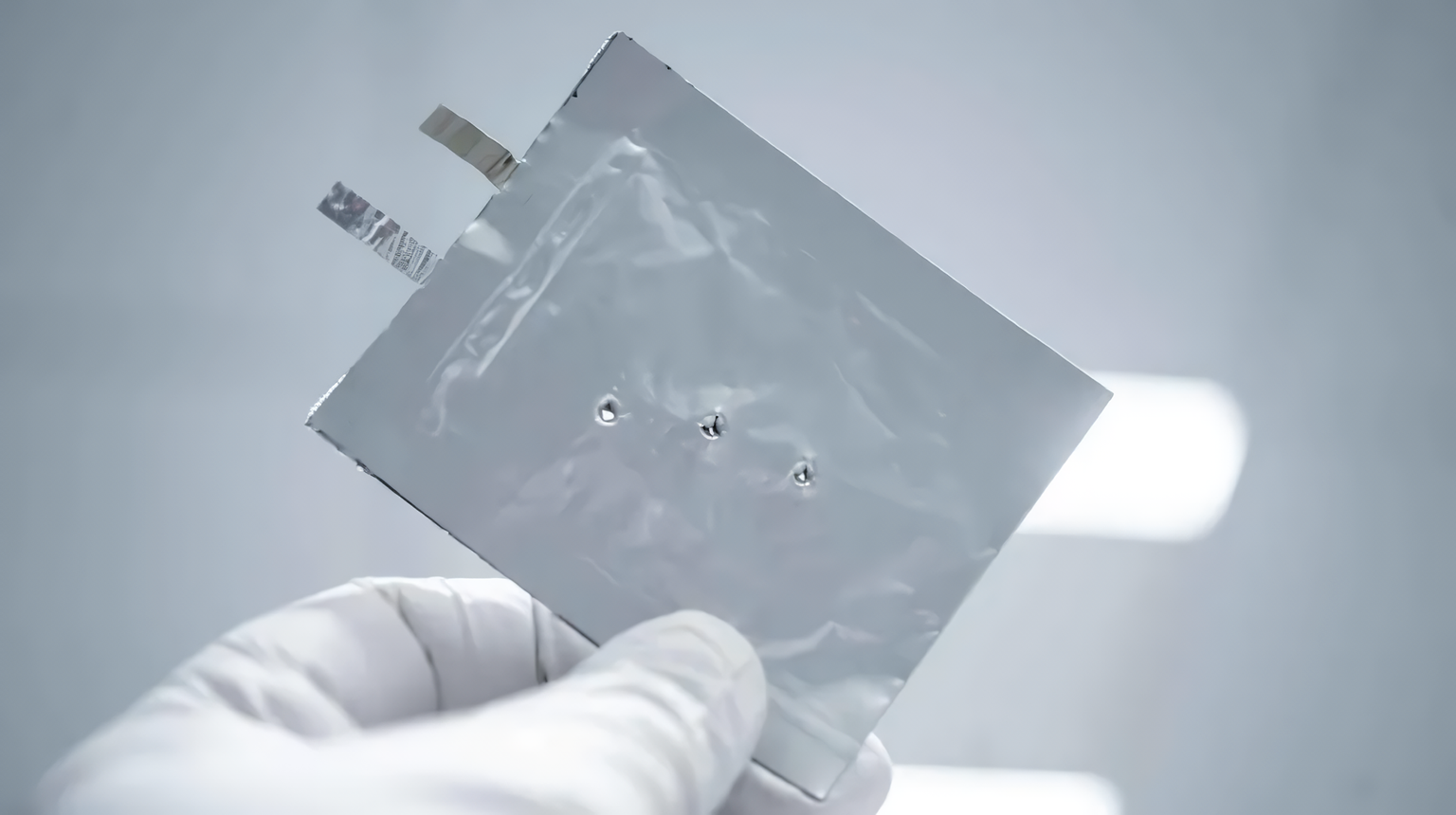 Un'azienda belga ha sviluppato un prototipo di batteria allo stato solido con una densità energetica superiore del 25% rispetto alle migliori batterie agli ioni di litio. Un'azienda belga ha sviluppato un prototipo di batteria allo stato solido con una densità energetica superiore del 25% rispetto alle migliori batterie agli ioni di litio.