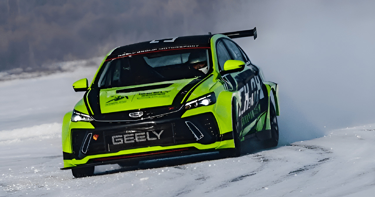 Innovazione alla velocità: Geely introduce le corse a metanolo Geely lancia una rivoluzionaria auto da corsa alimentata a metanolo