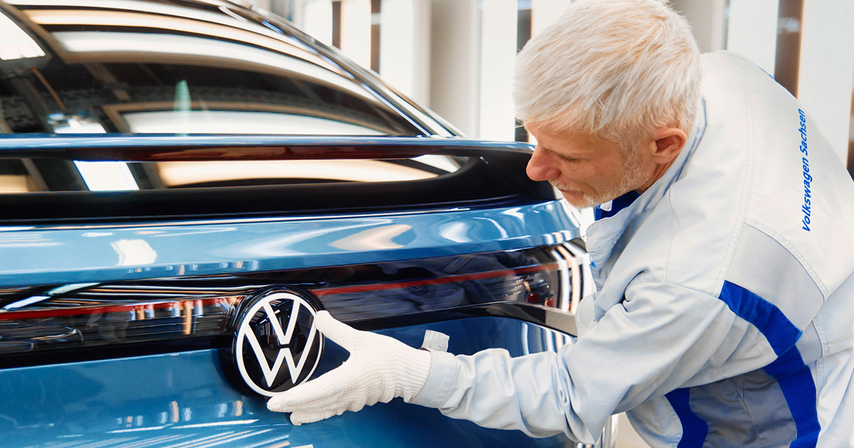 Controllo luminoso del futuro: dietro le quinte del test di VW ID.5 in Volkswagen Come Volkswagen trasforma i veicoli elettrici: VW ID.5 in un tunnel di luce