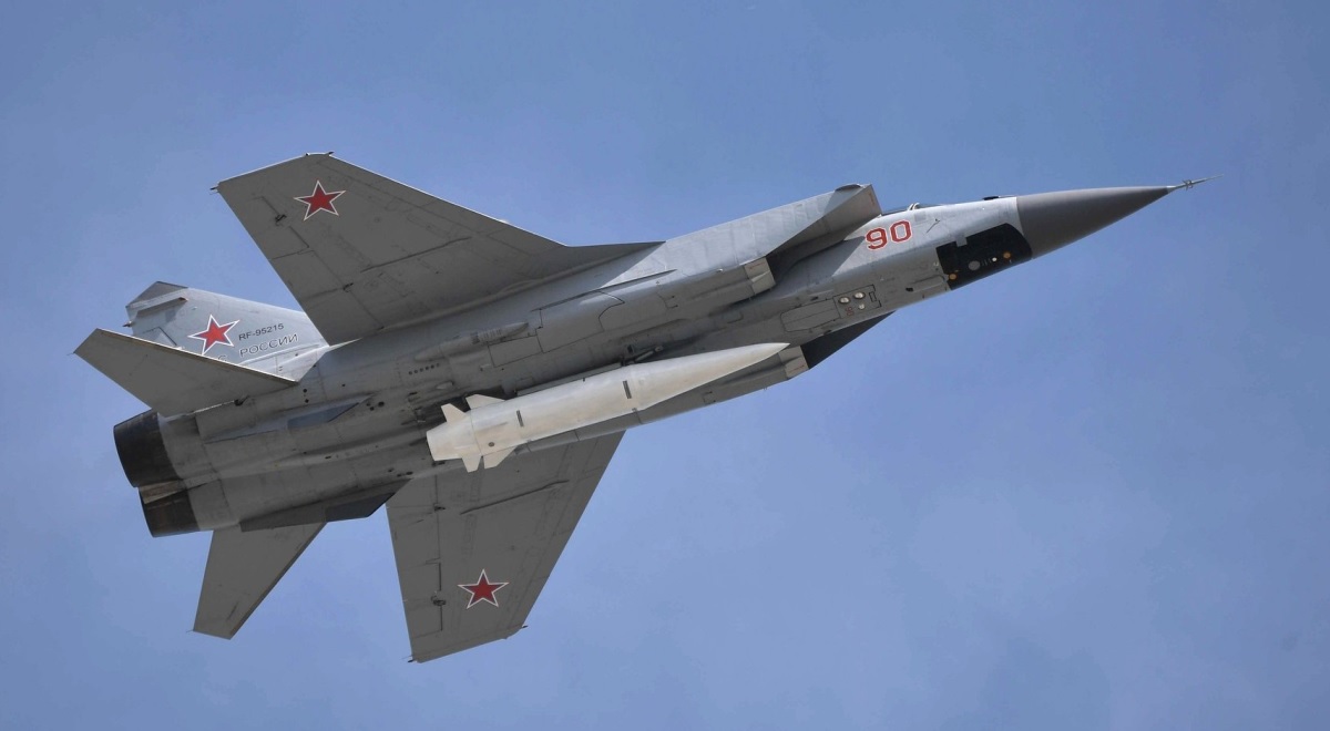 I russi hanno schierato in Crimea caccia MiG-31K di quarta generazione in grado di lanciare missili pseudo-ipersonali Kh-47M2. I russi hanno schierato in Crimea caccia MiG-31K di quarta generazione in grado di lanciare missili pseudo-ipersonali Kh-47M2.