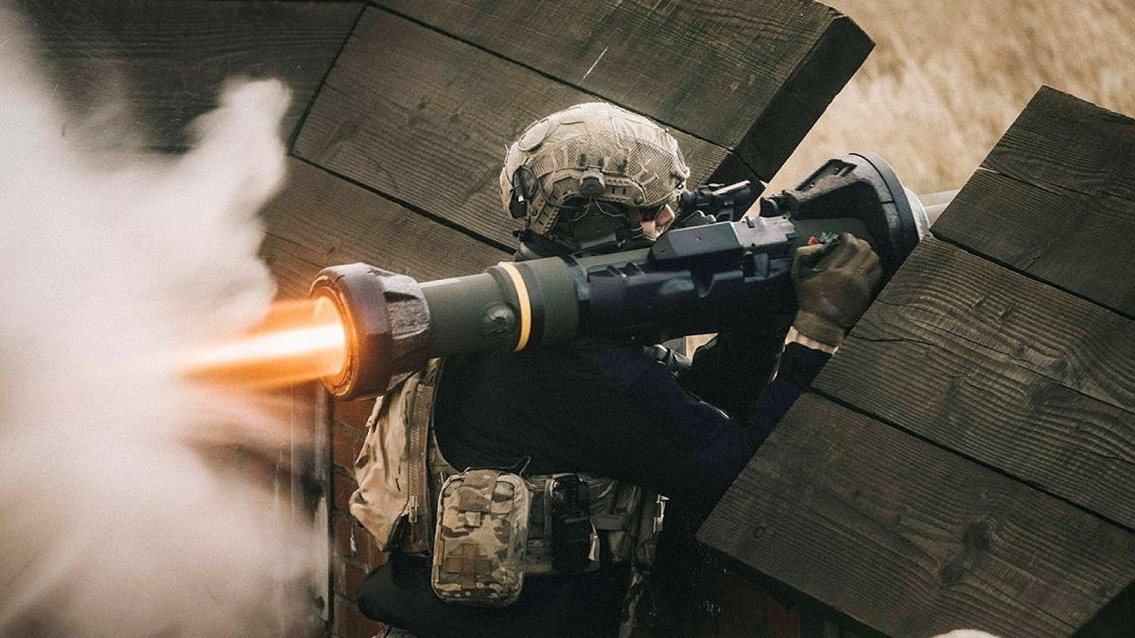 I militari hanno fatto una doccia da campo con NLAW e i civili usano la custodia ATGM esaurita come un pollaio portatile I militari hanno fatto una doccia da campo con NLAW e i civili usano la custodia ATGM esaurita come un pollaio portatile