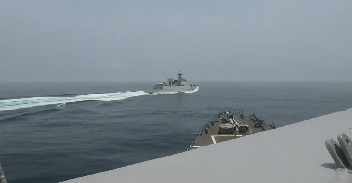 La nave da guerra cinese LUYANG III DDG 132 sfiora la collisione con il cacciatorpediniere statunitense USS Chung-Hoon (DDG 93) La nave da guerra cinese LUYANG III DDG 132 sfiora la collisione con il cacciatorpediniere statunitense USS Chung-Hoon (DDG 93)