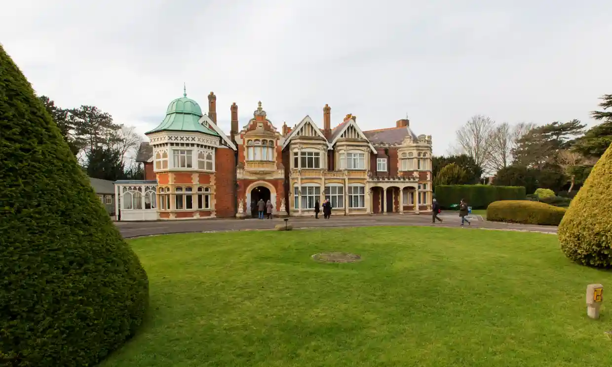 Il Regno Unito terrà un vertice globale sui rischi dell'intelligenza artificiale a Bletchley Park, dove fu decodificato il sistema tedesco Enigma durante la Seconda Guerra Mondiale. Il Regno Unito terrà un vertice globale sui rischi dell'intelligenza artificiale a Bletchley Park, dove fu decodificato il sistema tedesco Enigma durante la Seconda Guerra Mondiale.