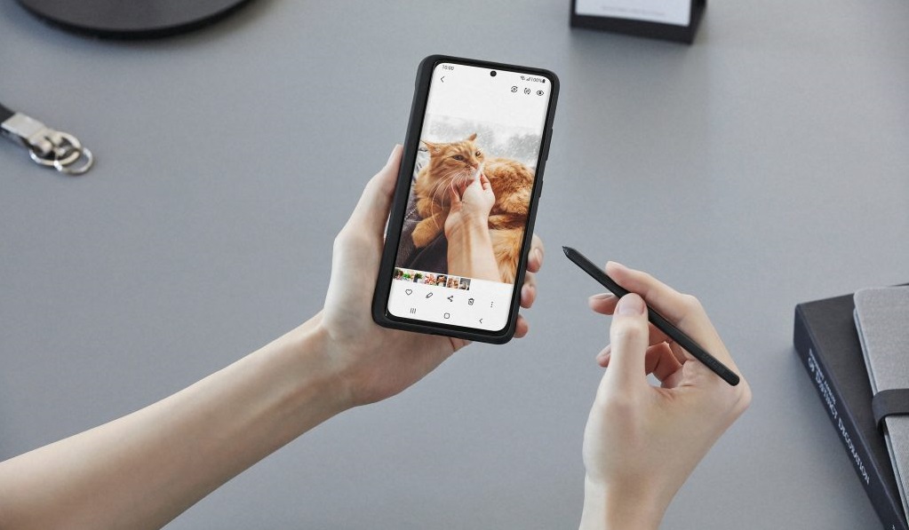 Gli smartphone Samsung Galaxy S21 Ultra hanno iniziato a mostrare striature rosa sullo schermo dopo l'aggiornamento di maggio: il centro assistenza consiglia di sostituire il display Gli smartphone Samsung Galaxy S21 Ultra hanno iniziato a mostrare striature rosa sullo schermo dopo l'aggiornamento di maggio: il centro assistenza consiglia di sostituire il display