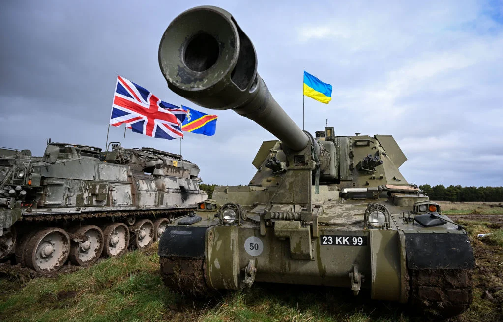 L'obice britannico AS-90 distrugge tre pezzi d'artiglieria russi D-30