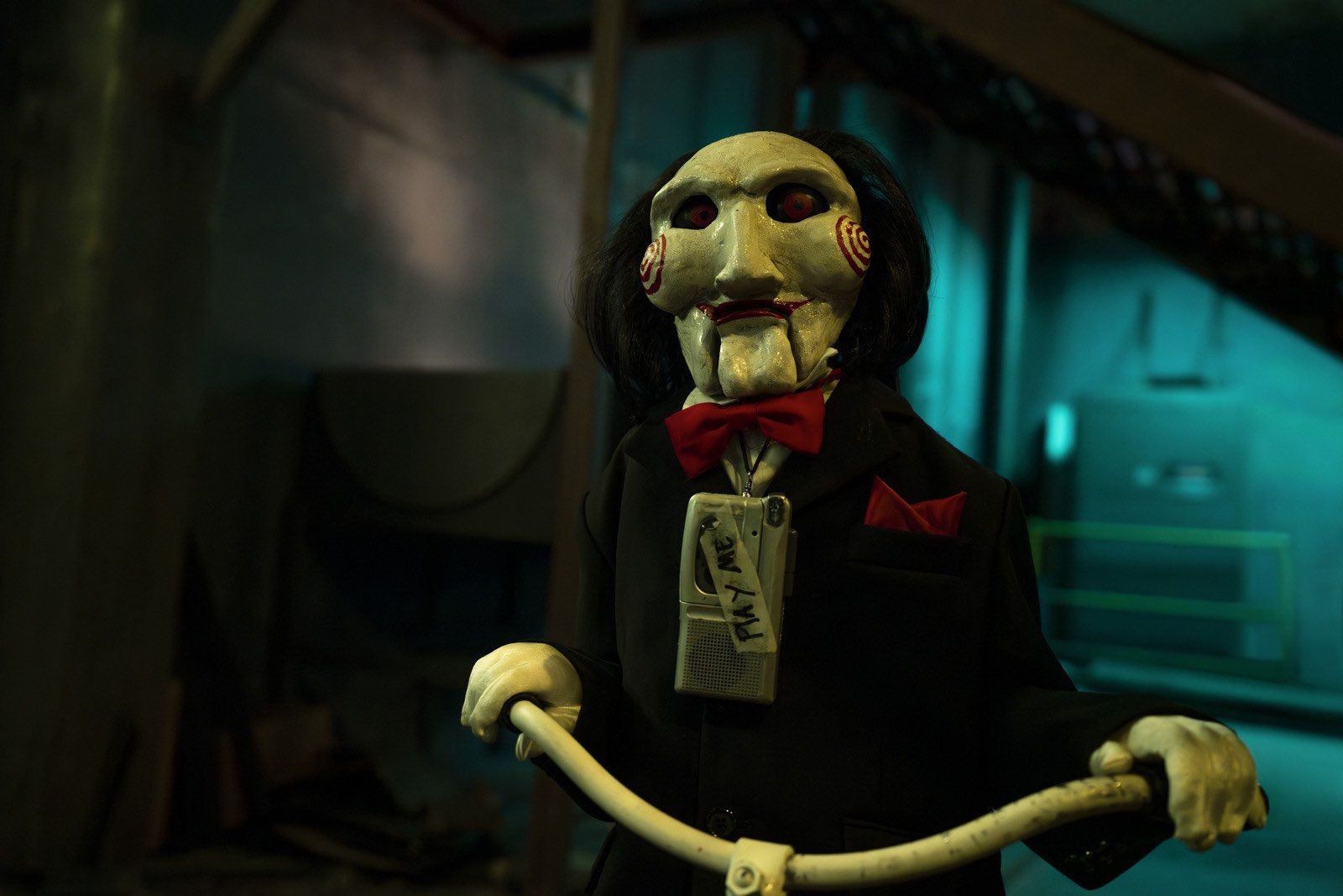 Il regista di "Saw X", Kevin Greutert, promette agli spettatori molte sorprese nel nuovo capitolo di questo famoso franchise e lascia intendere che questo è tutt'altro che l'ultimo capitolo Il regista di "Saw X", Kevin Greutert, promette agli spettatori molte sorprese nel nuovo capitolo di questo famoso franchise e lascia intendere che questo è tutt'altro che l'ultimo capitolo