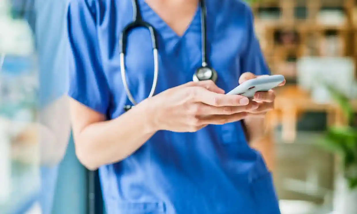 L'Australia chiede una regolamentazione più severa dell'IA dopo che i medici hanno usato il ChatGPT per scrivere le cartelle cliniche L'Australia chiede una regolamentazione più severa dell'IA dopo che i medici hanno usato il ChatGPT per scrivere le cartelle cliniche