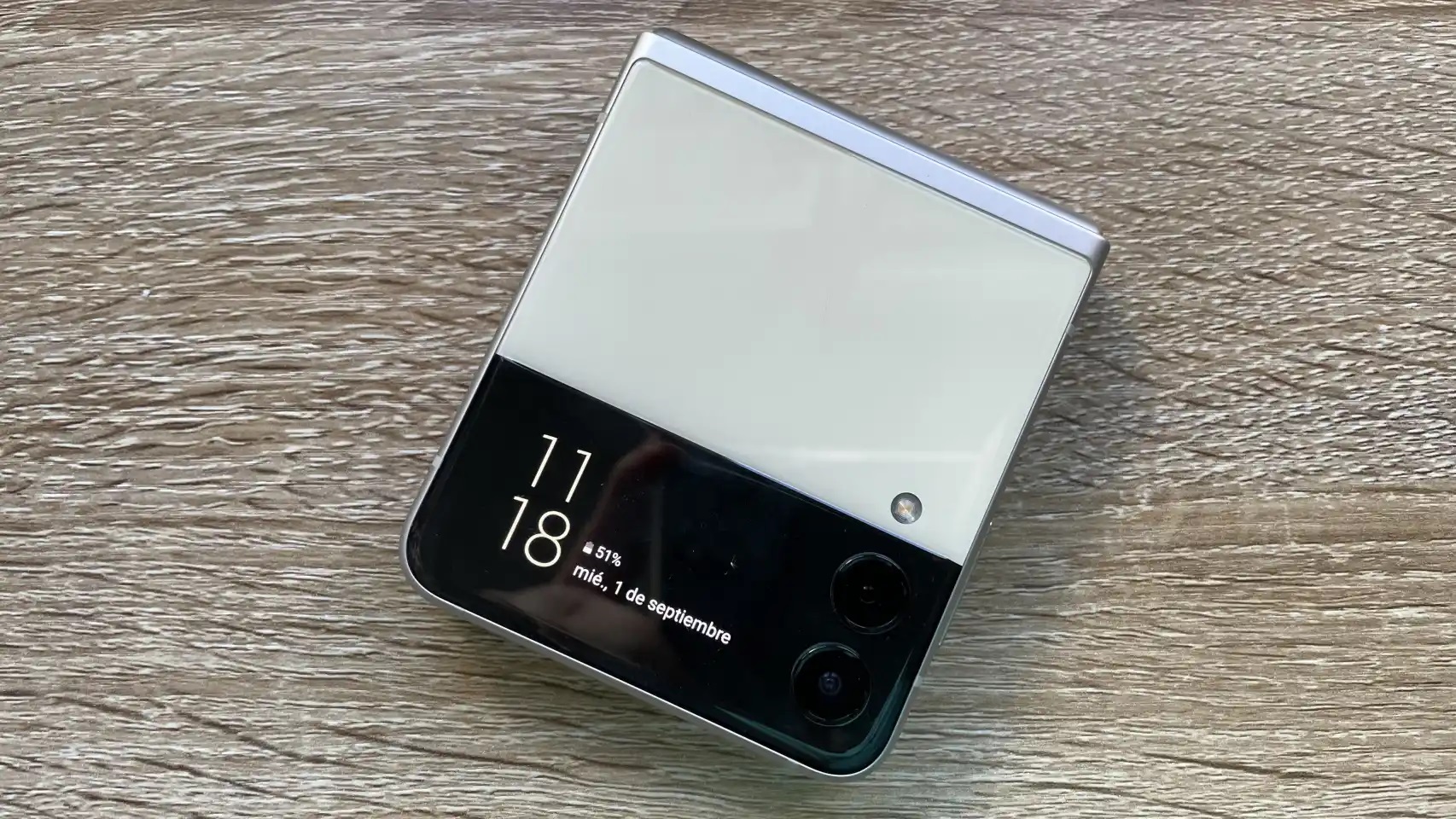 Galaxy Flip 3 ha ricevuto un aggiornamento con una patch di sicurezza per il mese di marzo negli Stati Uniti Galaxy Flip 3 ha ricevuto un aggiornamento con una patch di sicurezza per il mese di marzo negli Stati Uniti