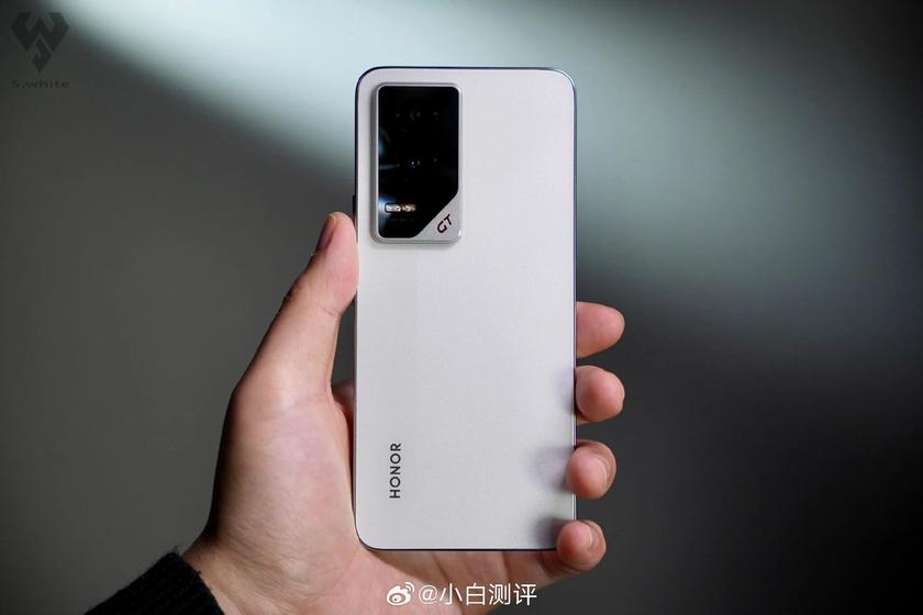 Espandi i tuoi orizzonti: Honor GT Pro combina caratteristiche economiche e premium Honor GT Pro: uno smartphone economico con caratteristiche premium per i gamer