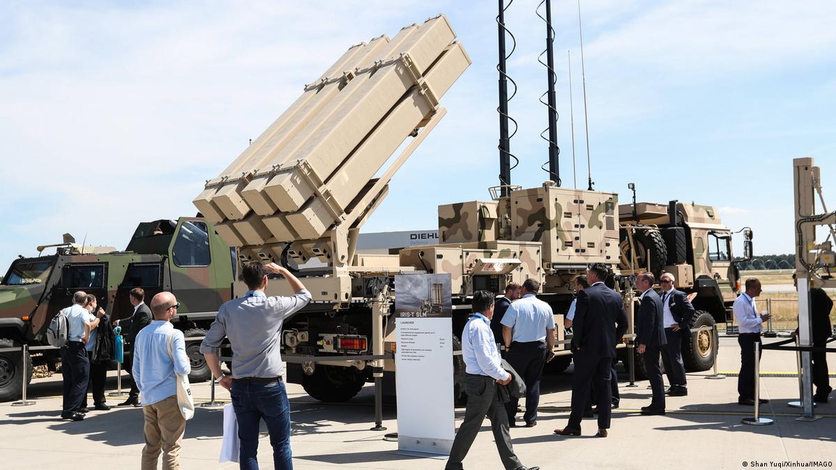 L'Ucraina riceverà due sistemi di difesa aerea tedeschi IRIS-T SLM nel 2023 e la Germania consegnerà altri quattro sistemi di difesa aerea nel 2024 L'Ucraina riceverà due sistemi di difesa aerea tedeschi IRIS-T SLM nel 2023 e la Germania consegnerà altri quattro sistemi di difesa aerea nel 2024