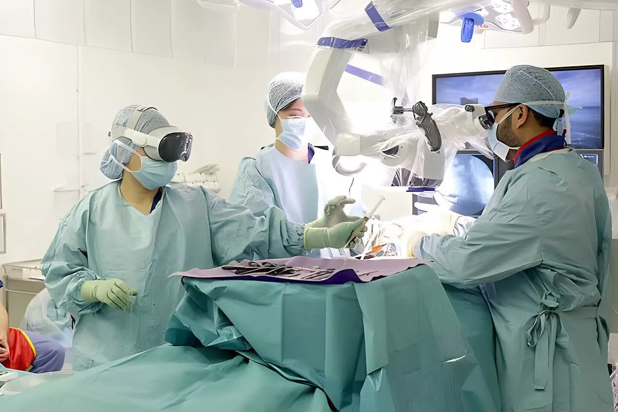 I chirurghi eseguono il primo intervento chirurgico nel Regno Unito utilizzando le cuffie Apple Vision Pro I chirurghi eseguono il primo intervento chirurgico nel Regno Unito utilizzando le cuffie Apple Vision Pro