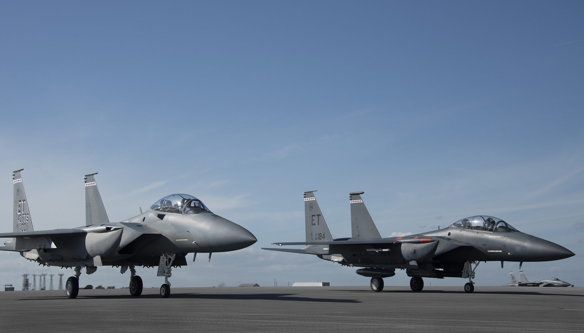 Due caccia F-15EX Eagle II hanno lanciato missili AIM-120 AMRAAM e AIM-9X Sidewinder sul Golfo del Messico. Due caccia F-15EX Eagle II hanno lanciato missili AIM-120 AMRAAM e AIM-9X Sidewinder sul Golfo del Messico.
