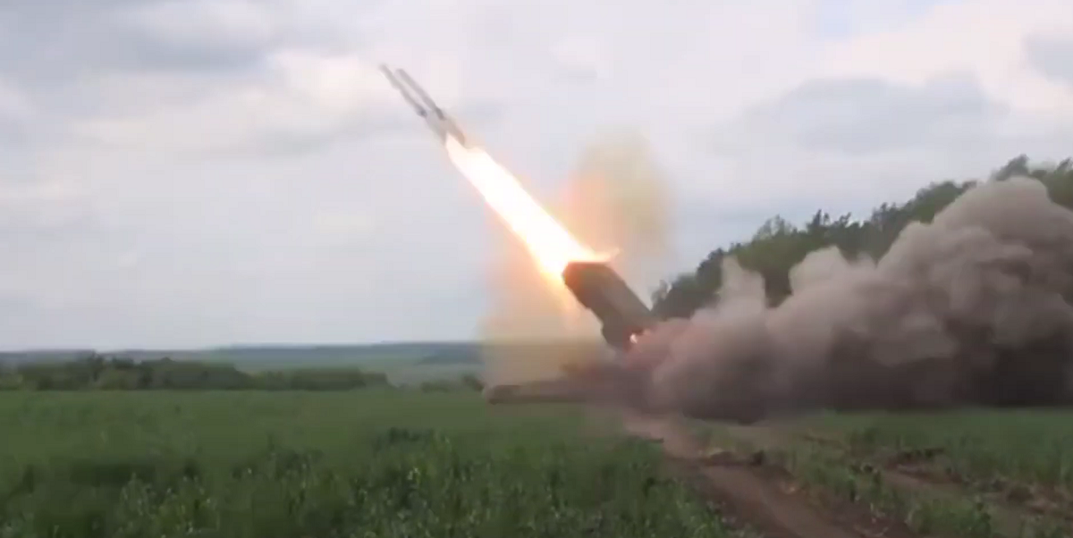I russi hanno fatto passare l'imprecisione del sistema TOS Solntsepyok per colpi riusciti: l'operatore del drone non ha capito immediatamente dove cadevano i missili I russi hanno fatto passare l'imprecisione del sistema TOS Solntsepyok per colpi riusciti: l'operatore del drone non ha capito immediatamente dove cadevano i missili