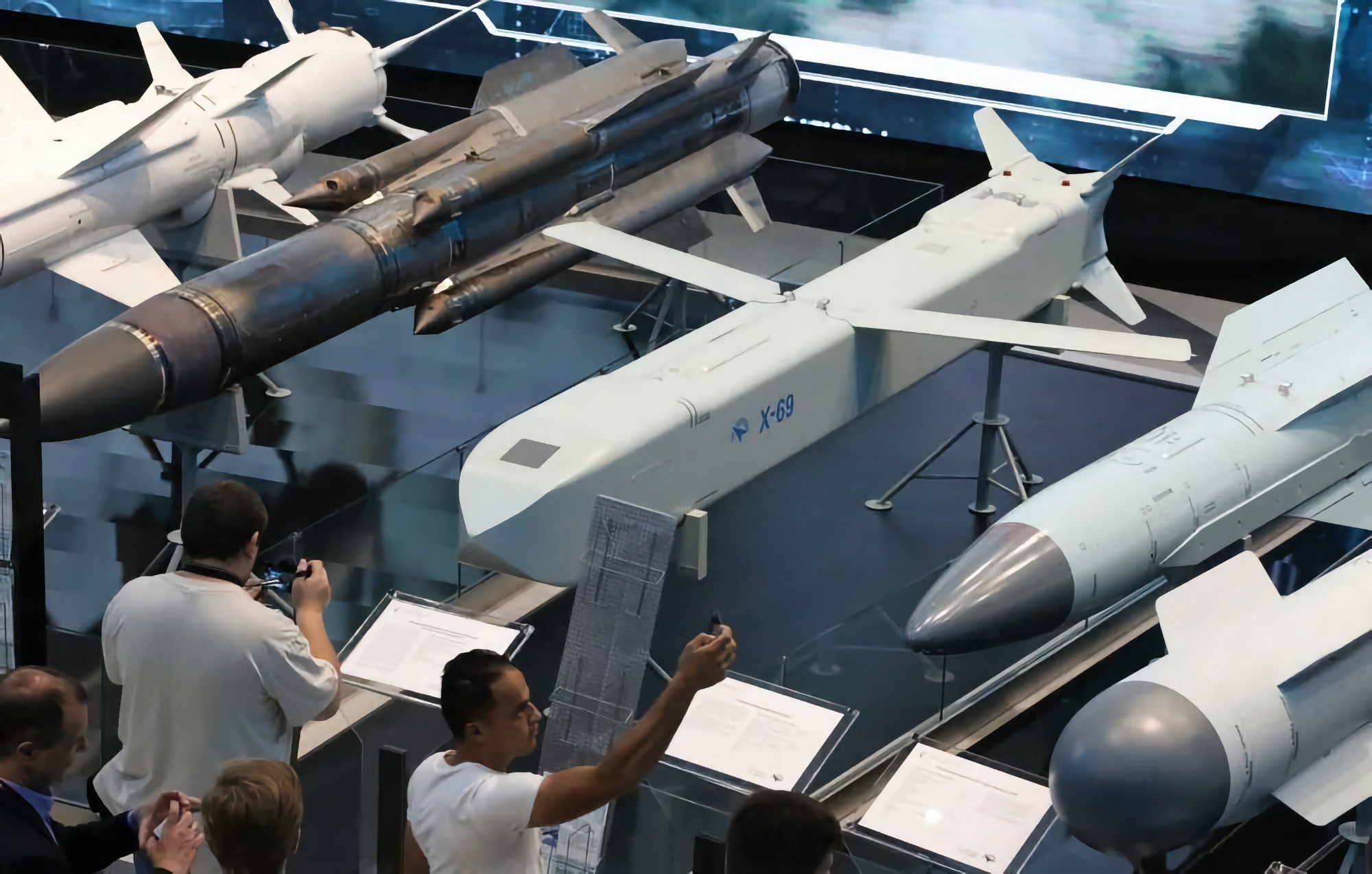 La Russia ha usato nuovi missili da crociera Kh-69 per colpire per la prima volta l'Ucraina, probabilmente lanciati da un caccia di quinta generazione Su-57. La Russia ha usato nuovi missili da crociera Kh-69 per colpire per la prima volta l'Ucraina, probabilmente lanciati da un caccia di quinta generazione Su-57.