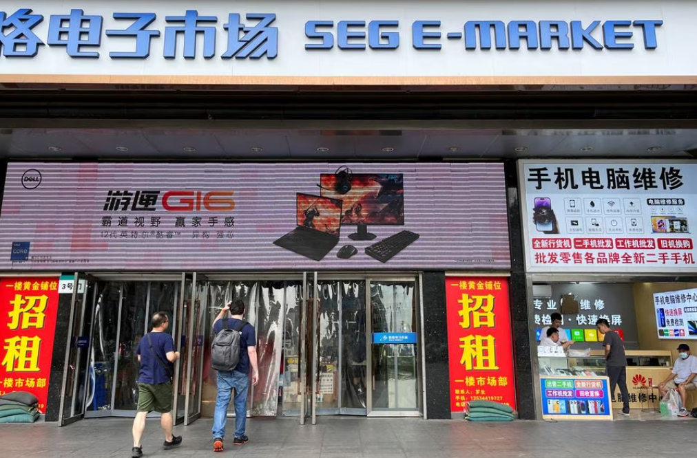 I cinesi vendono tranquillamente i chip NVIDIA A100 sanzionati a 20.000 dollari invece che a 10.000 dollari I cinesi vendono tranquillamente i chip NVIDIA A100 sanzionati a 20.000 dollari invece che a 10.000 dollari