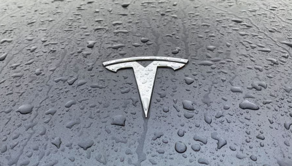 L'autopilota Tesla si schianta contro un camion parcheggiato in Pennsylvania