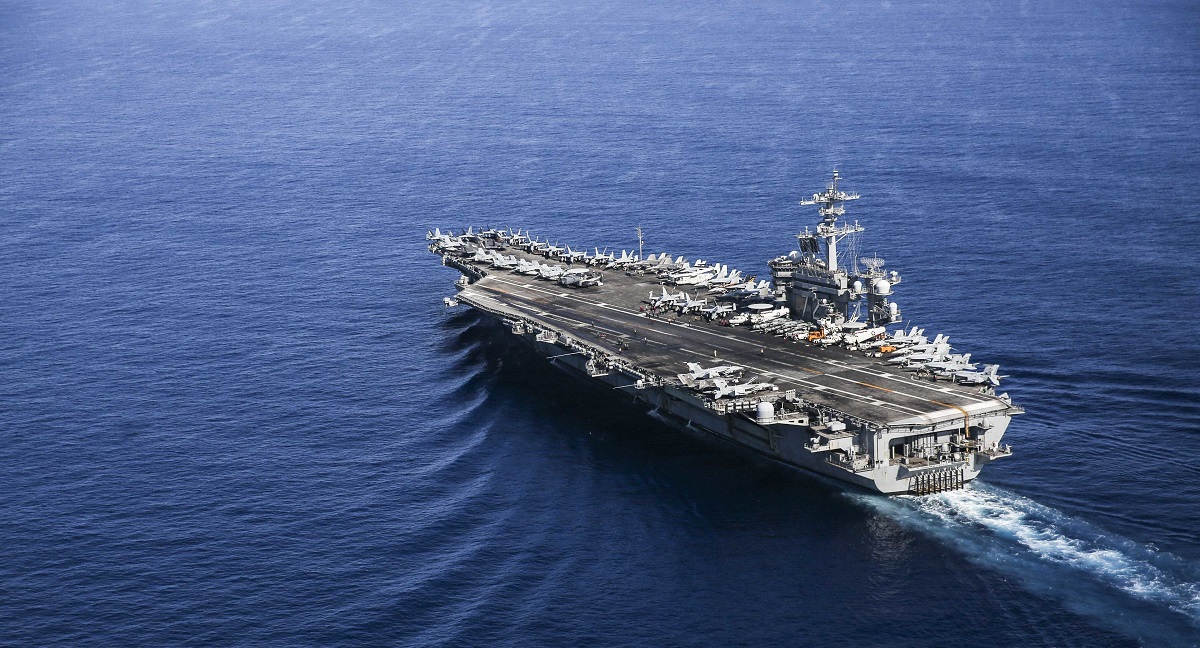 La portaerei statunitense USS Abraham Lincoln (CVN-72) ha preso fuoco: incendio spento in 10 minuti La portaerei statunitense USS Abraham Lincoln (CVN-72) ha preso fuoco: incendio spento in 10 minuti