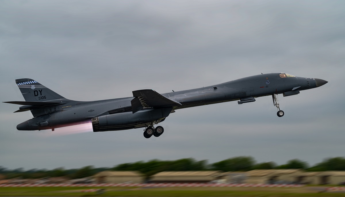 I bombardieri strategici B-1B Lancer partecipano per la prima volta all'Arctic Challenge, sorvolando la portaerei più grande del mondo USS Gerald R. Ford insieme ai caccia F-35 I bombardieri strategici B-1B Lancer partecipano per la prima volta all'Arctic Challenge, sorvolando la portaerei più grande del mondo USS Gerald R. Ford insieme ai caccia F-35