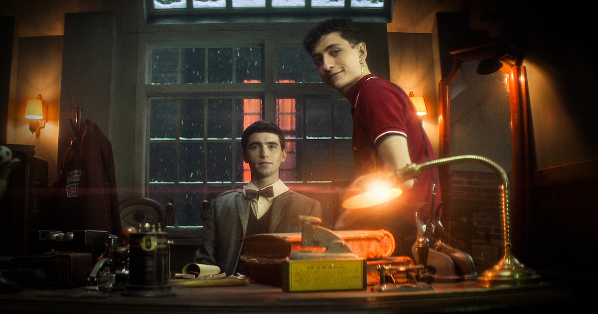 È stato rilasciato il trailer di Dead Boy Detectives di Netflix, una serie poliziesca basata sui fumetti di Neil Gaiman The Sandman. È stato rilasciato il trailer di Dead Boy Detectives di Netflix, una serie poliziesca basata sui fumetti di Neil Gaiman The Sandman.