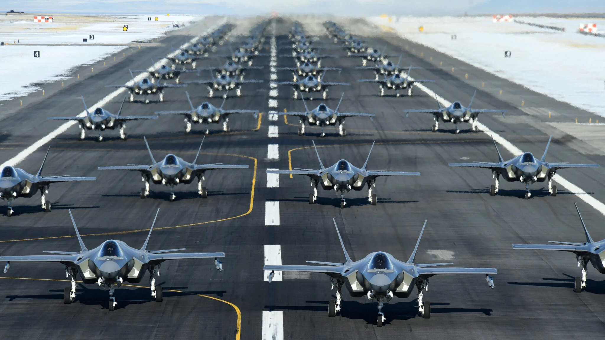 L'aeronautica statunitense paga in media 82,5 milioni di dollari per un caccia F-35A, mentre gli F-35B e F-35C costano più di 100 milioni di dollari. L'aeronautica statunitense paga in media 82,5 milioni di dollari per un caccia F-35A, mentre gli F-35B e F-35C costano più di 100 milioni di dollari.