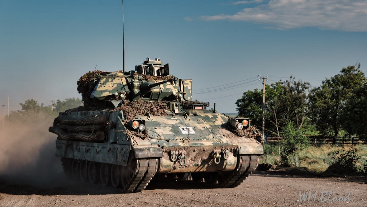 L'esercito ucraino mostra un M2 Bradley che distrugge carri armati con il sistema missilistico TOW-2