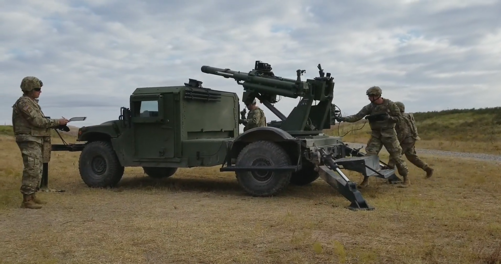 AM General mostra il sistema di obici mobili CT-2 Hawkeye basato sul veicolo blindato Humvee AM General mostra il sistema di obici mobili CT-2 Hawkeye basato sul veicolo blindato Humvee