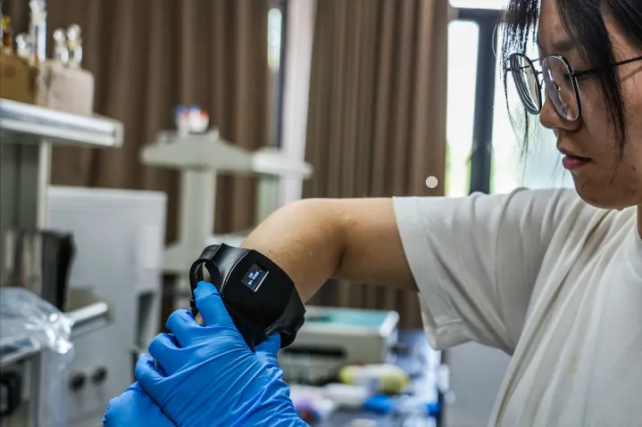 Scienziati cinesi hanno sviluppato uno smartwatch con un sensore di sudore Scienziati cinesi hanno sviluppato uno smartwatch con un sensore di sudore