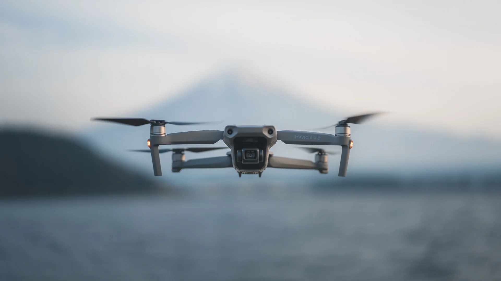 Singapore ha multato il proprietario del DJI Mavic Air 2 per aver fotografato una ragazza vicino a una base militare Singapore ha multato il proprietario del DJI Mavic Air 2 per aver fotografato una ragazza vicino a una base militare