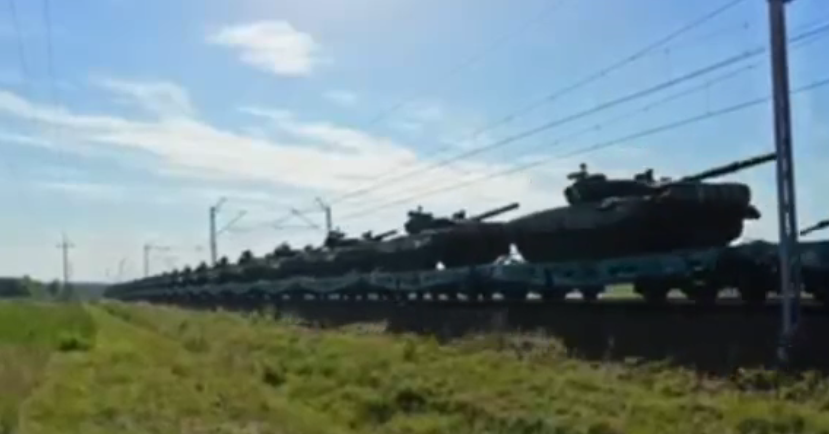 In Polonia, un treno di carri armati PT-91 Twardy è stato visto muoversi verso il confine ucraino In Polonia, un treno di carri armati PT-91 Twardy è stato visto muoversi verso il confine ucraino