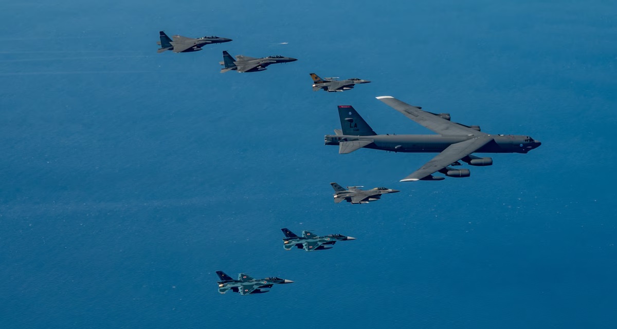 Stati Uniti, Repubblica di Corea e Giappone hanno condotto la prima esercitazione aerea trilaterale in assoluto, coinvolgendo B-52H Stratofortress, F-16 Fighting Falcon, F-15K Eagle e F-2. Stati Uniti, Repubblica di Corea e Giappone hanno condotto la prima esercitazione aerea trilaterale in assoluto, coinvolgendo B-52H Stratofortress, F-16 Fighting Falcon, F-15K Eagle e F-2.