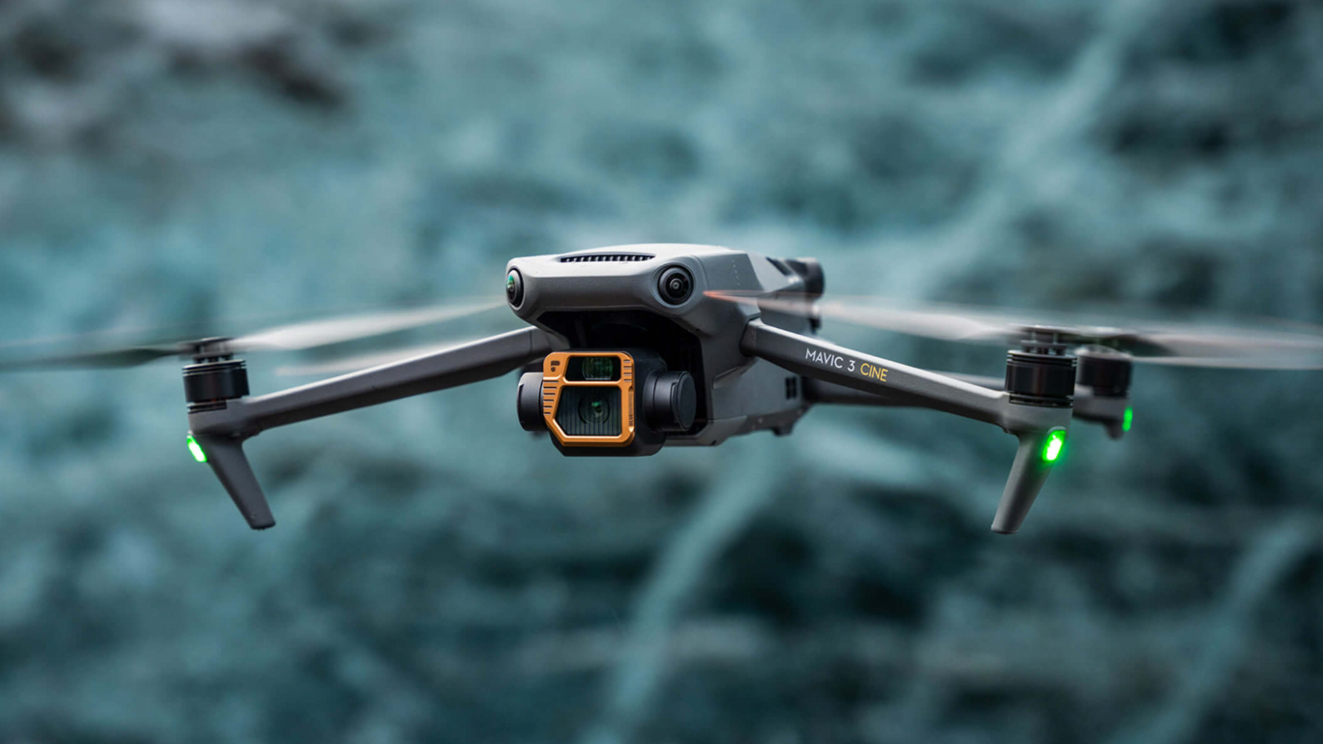 I soldati ucraini lanciano esplosivi sul nemico usando un quadrirotore DJI consumer e uno smartphone Android I soldati ucraini lanciano esplosivi sul nemico usando un quadrirotore DJI consumer e uno smartphone Android