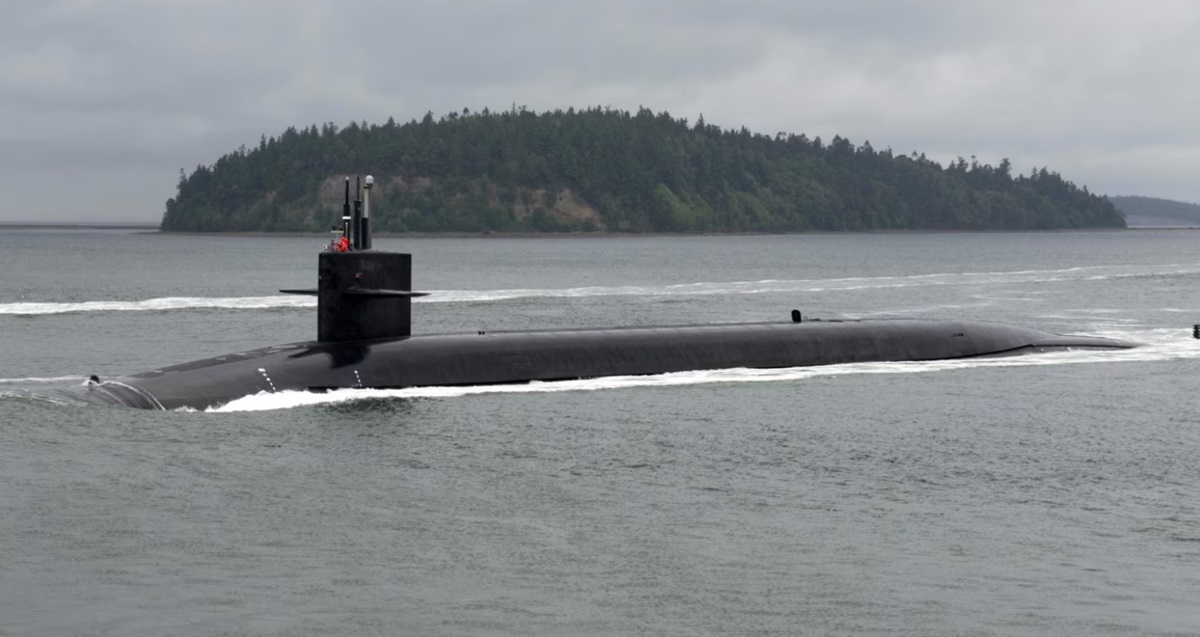 Gli Stati Uniti hanno inviato in Medio Oriente un sottomarino a propulsione nucleare della classe Ohio con 154 missili da crociera Tomahawk o missili balistici intercontinentali Trident II. Gli Stati Uniti hanno inviato in Medio Oriente un sottomarino a propulsione nucleare della classe Ohio con 154 missili da crociera Tomahawk o missili balistici intercontinentali Trident II.