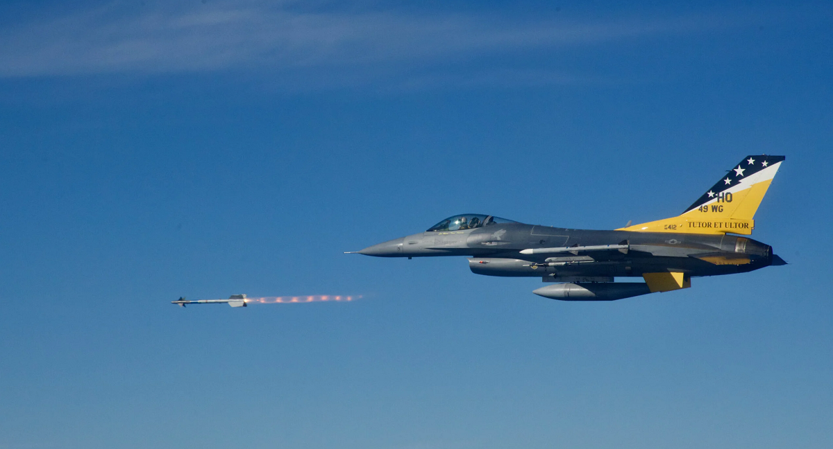 Raytheon ha ricevuto 263,7 milioni di dollari per la produzione e la consegna di 619 missili AIM-9X Sidewinder Block II all'Aeronautica militare statunitense, alla Marina e a clienti stranieri.