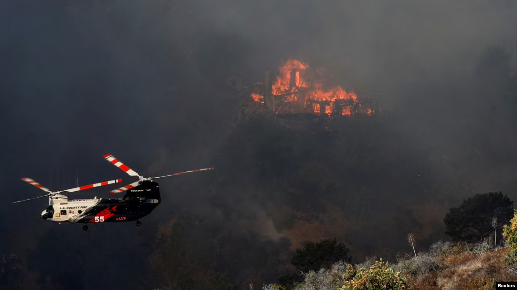 Sony dona fondi per aiutare la California ad affrontare le conseguenze degli incendi selvaggi Sony investe 5 milioni di dollari per la ripresa della California dagli incendi boschivi