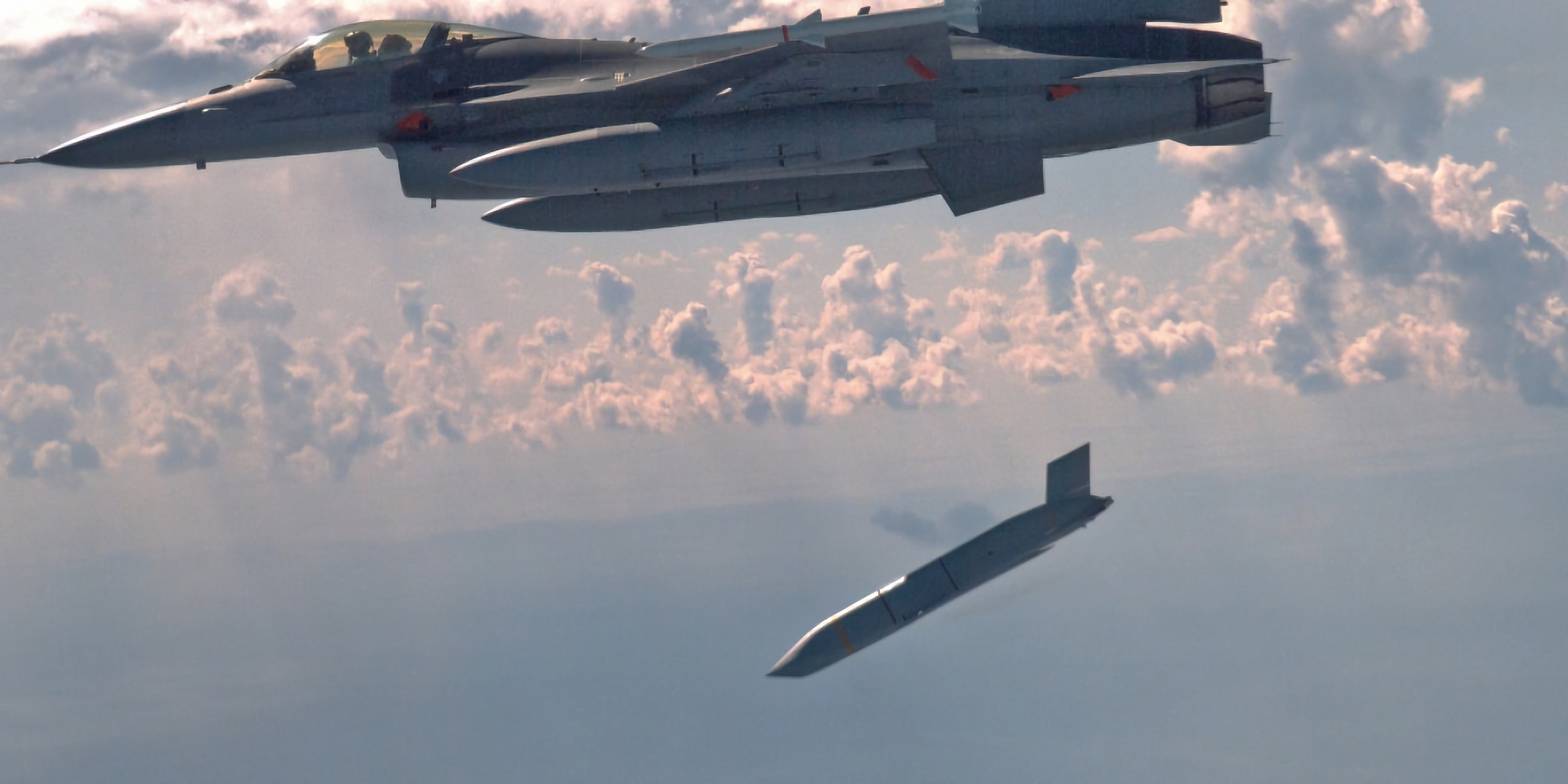 Reuters: Gli Stati Uniti potrebbero annunciare la consegna di missili a lungo raggio AGM-158 JASSM all'Ucraina in autunno. Reuters: Gli Stati Uniti potrebbero annunciare la consegna di missili a lungo raggio AGM-158 JASSM all'Ucraina in autunno.