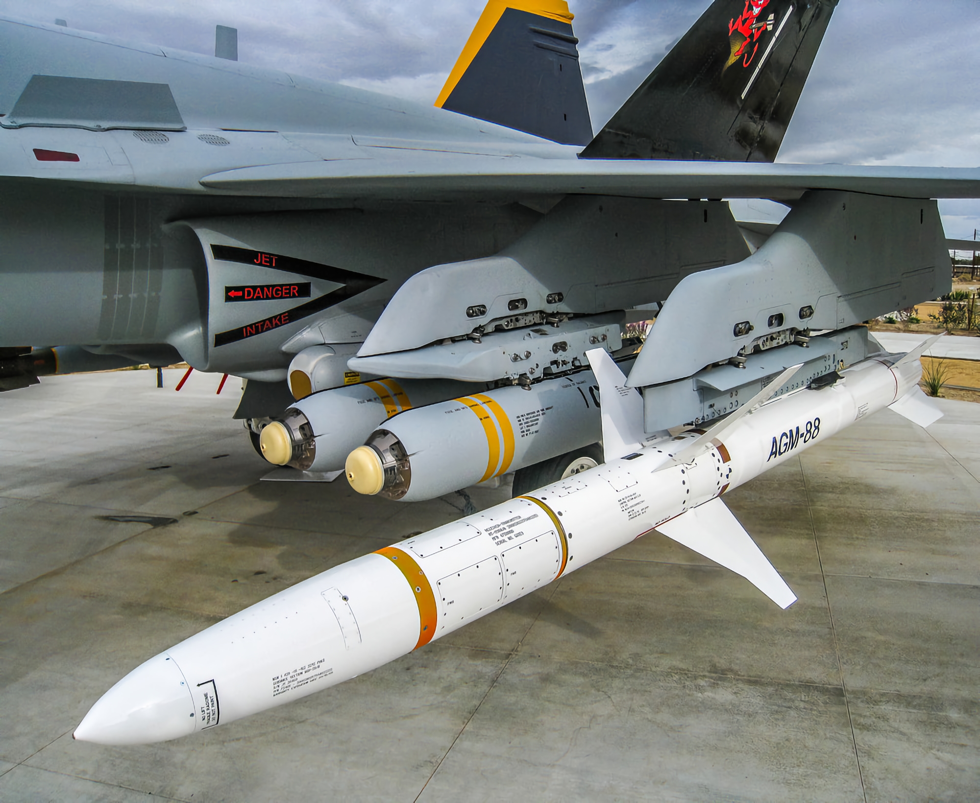 Le forze armate dell'Ucraina utilizzano missili anti-radar americani AGM-88 HARM, possono distruggere bersagli a una distanza fino a 150 km Le forze armate dell'Ucraina utilizzano missili anti-radar americani AGM-88 HARM, possono distruggere bersagli a una distanza fino a 150 km