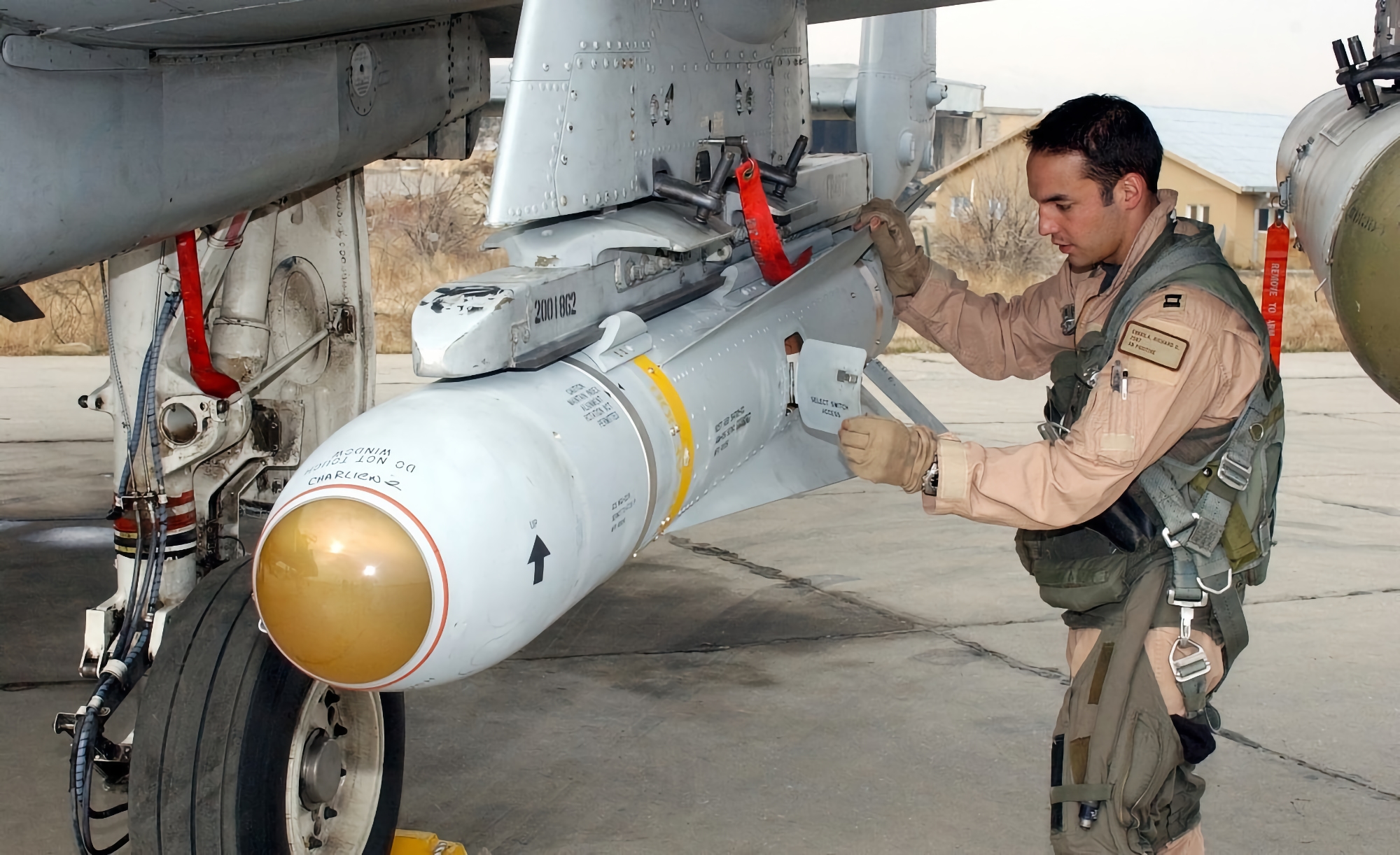 Le forze armate ucraine hanno sparato un missile anti-radar AGM-88 HARM contro il sistema di difesa aerea russo Tor-M2, distruggendo quasi completamente l'elettronica del veicolo Le forze armate ucraine hanno sparato un missile anti-radar AGM-88 HARM contro il sistema di difesa aerea russo Tor-M2, distruggendo quasi completamente l'elettronica del veicolo