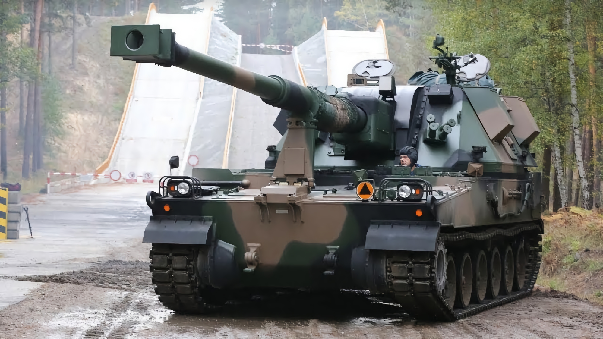 La Polonia ha consegnato all'Ucraina supporti di artiglieria semovente AHS Krab da 155 mm: vi diciamo di cosa si tratta La Polonia ha consegnato all'Ucraina supporti di artiglieria semovente AHS Krab da 155 mm: vi diciamo di cosa si tratta
